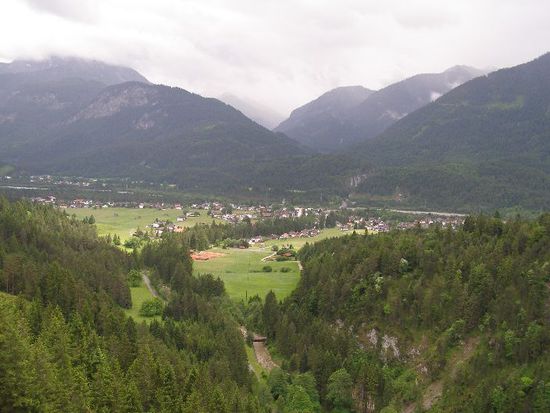 Es geht bergauf vom Lechtal ins Tannheimer Tal