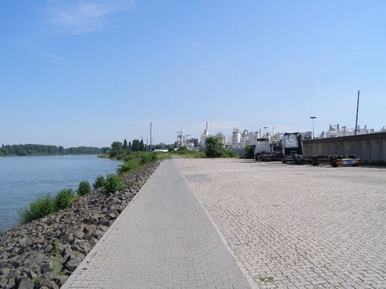 am Rhein erst einmal fast nur Industrie