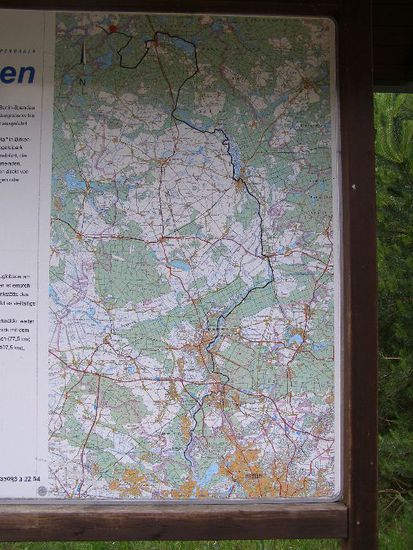 "elektronische Landkarte" vom Wegesrand in die Kamera hereinfotografiert