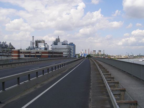 mal wieder "Rhein-Industrieromantik", diesmal die Raffinerie in Wesseling