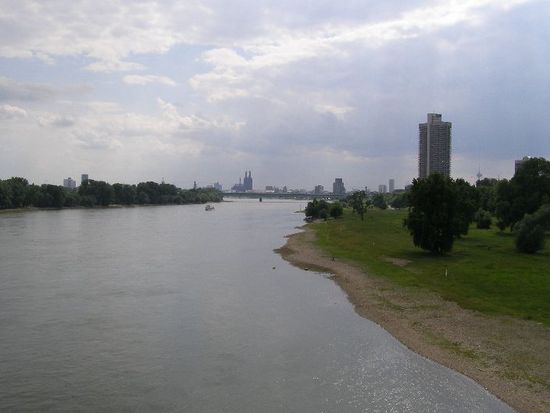 Der Kölner Dom gesehen von der Mülheimer Brücke