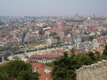 Innenstadt von Lissabon im Smog durch Waldbrände in der Nähe