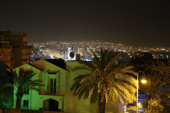 Blick auf Eilat aus unserem Zimmer bei Nacht mit Teleobjektiv