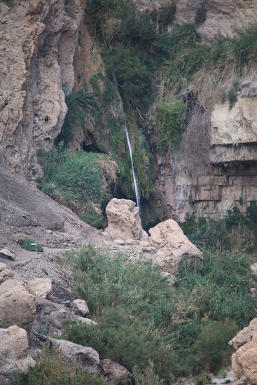 Größerer Wasserfall bei Ein Gedi mit Teleobjektiv fotografiert.