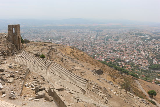 Arena von Pergamon mit Blick auf die Stadt Bergama