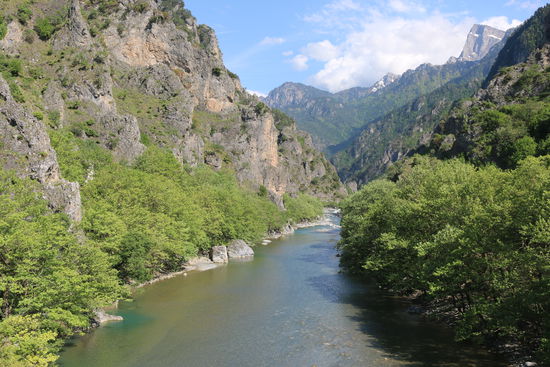 Blick von der Steinbrücke auf den Aoos Fluss
