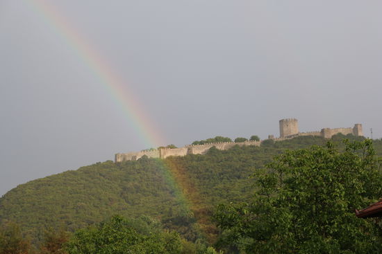 Blick auf die Burg Platamon von unserem Balkon nach einem Regenschauer