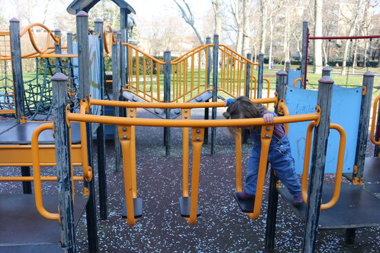 Mit kleinem Kind entdeckt man auch Kinderspielplätze