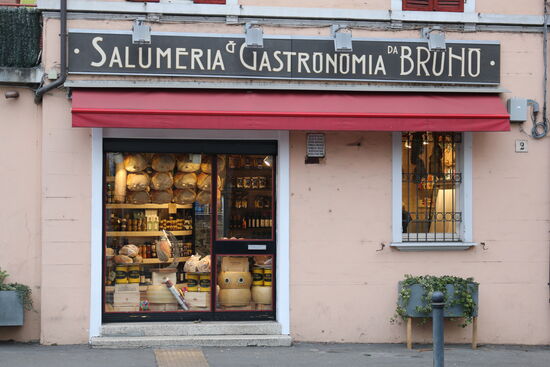 Ein Feinkostladen, wo es unter anderem den berühmten Parma-Schinken und Parmesan-Käse zu kaufen gab