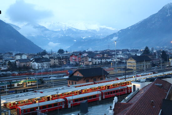Ausblick noch einmal aus dem Hotelzimmer jetzt ohne Regen - Für Eisenbahnliebhaber ein Traumausblick (vorne die Schweizer Züge, hinten die italienischen Züge)