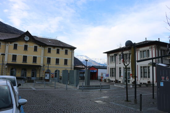 Rechts der Schweizer Bahnhof, links der italienische Bahnhof