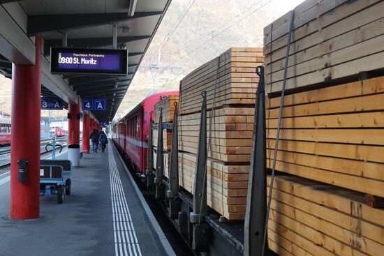 Der erste von sechs Zügen steht abfahrbereit in Tirano
