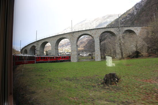 Einfahrt in den Kreisviadukt von Brusio