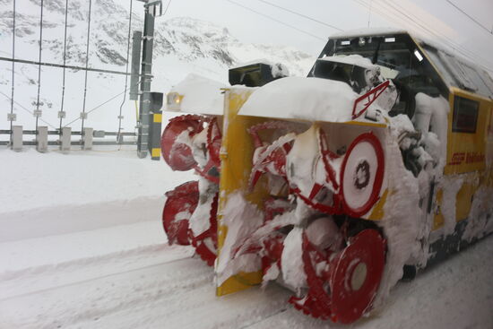 Eine Schneeräummaschine auf Schienen kommt uns entgegen