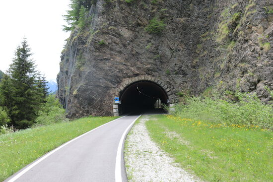 Es geht durch einen alten Eisenbahntunnel