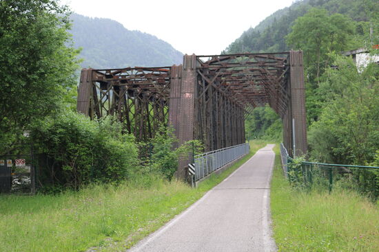 Das sieht mal wieder nach einer alten Eisenbahntrasse aus