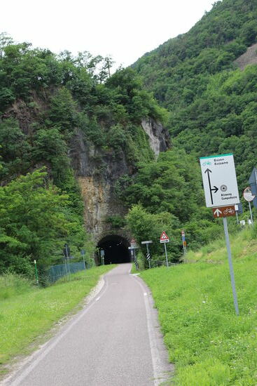 Und es geht wieder in einen Tunnel