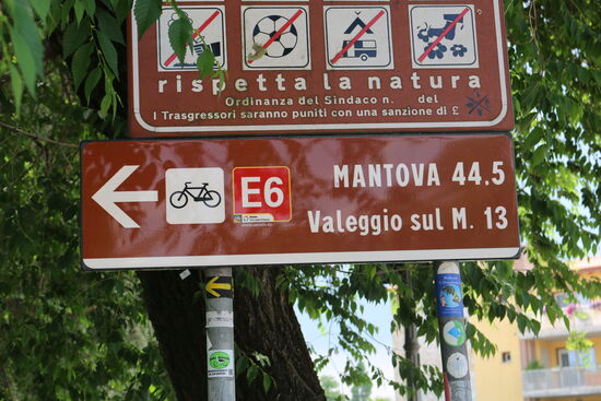 Ein gut ausgebauter Radweg geht weiter nach Mantova