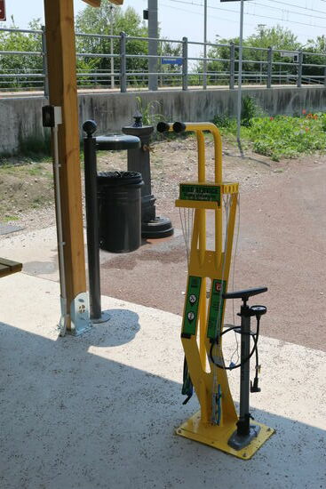 Strom fürs E-Bike, Wasserhahn, Werkzeug, überdachte Bänke, das ist mal eine tolle Ausstattung für eine Fahrrad-Pause auf dem Ciclovia del Sole.