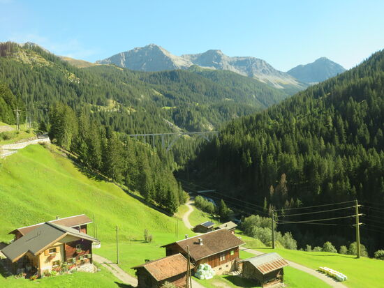 Auf der Fahrt nach Arosa - im Hintergrund der Langwieser Viadukt