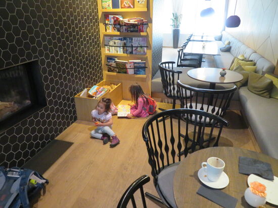 Ein "kinderfreundliches" Frühstück mit Spielecke