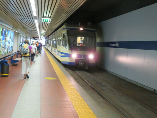 Da kommt die Centovalli-Bahn angefahren