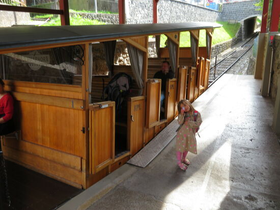 Die Oldtimer-Standseilbahn ist abfahrbereit