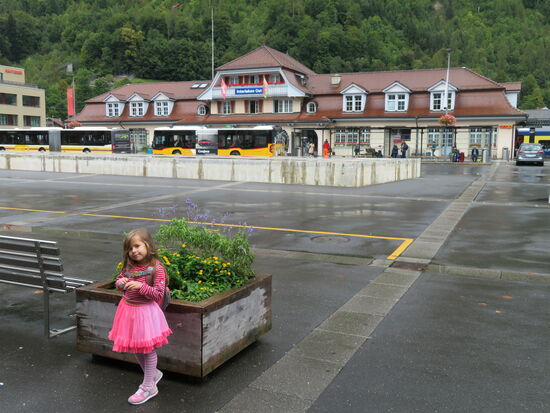Zwischenstopp bei Regen in Interlaken Ost - Zeit für einen Supermarkt-Besuch