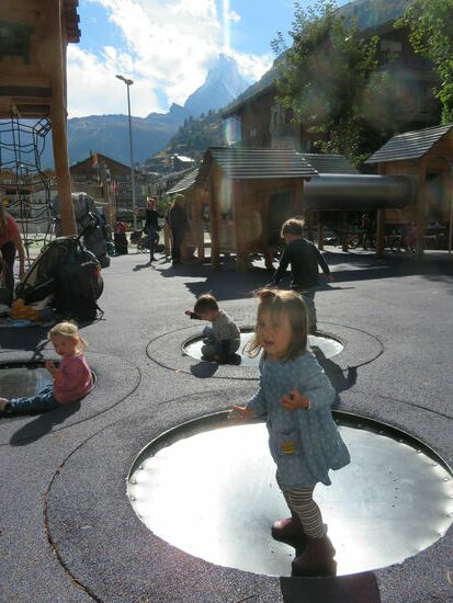 Hüpfen mit Matterhorn-Blick