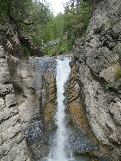 Ein Wasserfall zwischen 2 Bahntunneln und der Zug ist hier extra langsam gefahren.