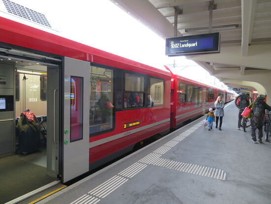 Der abfahrbereite Zug von Davos nach Landquart