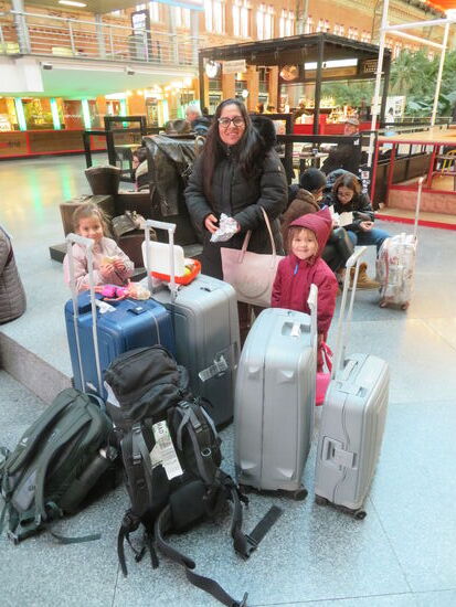 Mit unserem ganzen Gepäck am Bahnhof Madrid Atocha