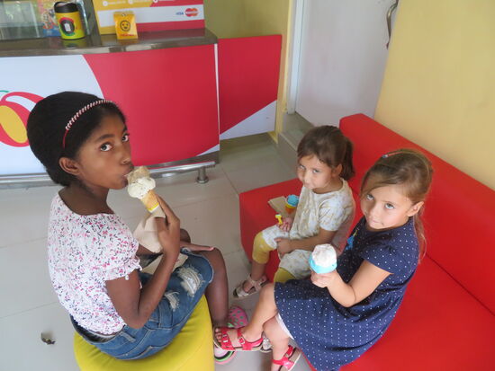 Eis essen mit den Kindern