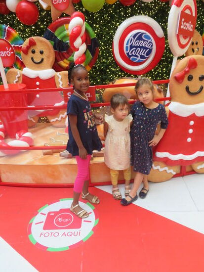 Ein Weihnachtsbaum voller Werbung