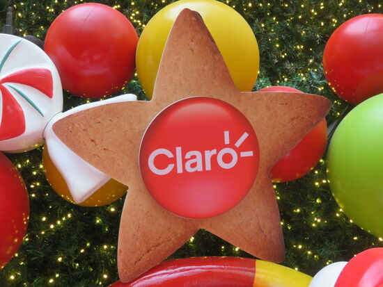 Ein Weihnachtsbaum voller Werbung - der Upload dieses Bildes wird durchaus an Claro bezahlt, weil wir dort unsere Prepaid-Simkarte gekauft haben.