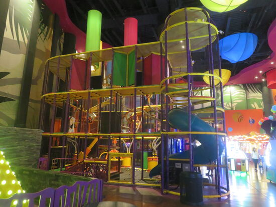Indoor-Spielplatz, hier ein deutlich teureres Vergnügen als in Deutschland