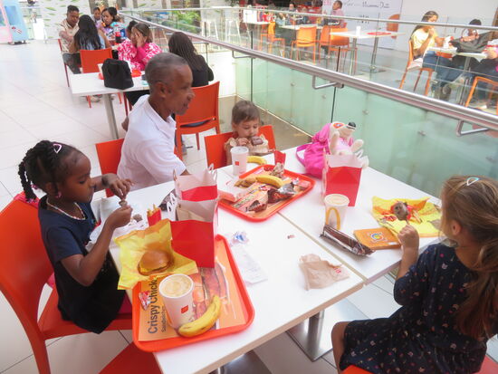 Wenn wir den Kindern was kaufen und ihnen noch ein Eis ausgegeben wird, dann gibt es alles gleichzeitig