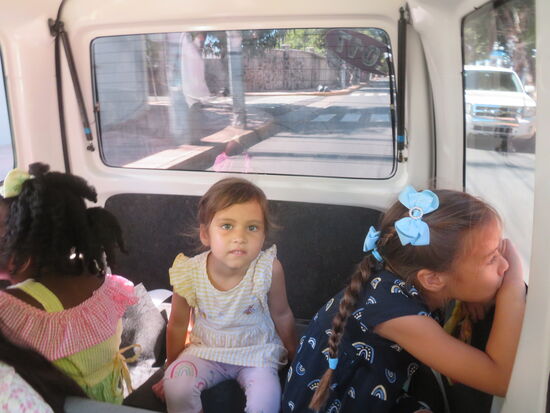 Die Kinder sitzen mit ihren dominikanischen Frisuren einfach im Kofferraum eines Kombis. Das ist hier ganz normal.