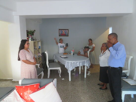 ...während wir Hauskreis-Gottesdienst machen