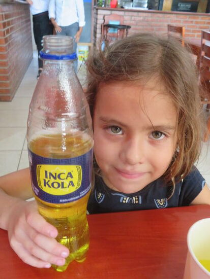 Inca Kola schmeckt den Kindern besonders gut (und bei Oma gibt es genug davon)