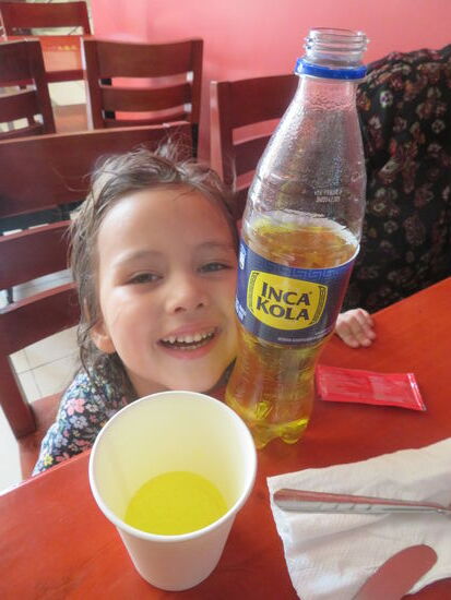 Inca Kola schmeckt den Kindern besonders gut (und bei Oma gibt es genug davon)