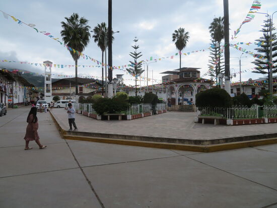 Plaza de Armas von Santa Cruz tagsüber