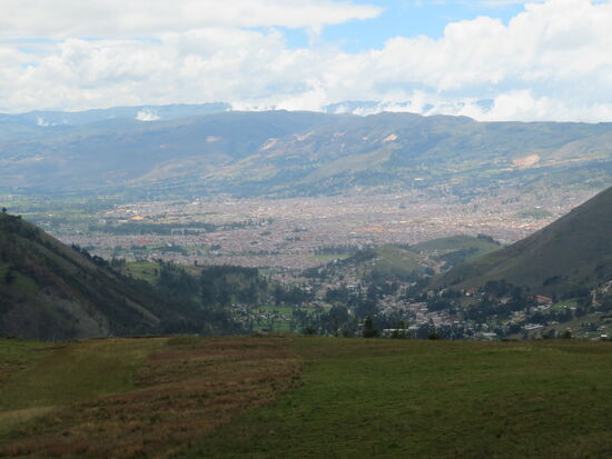Blick auf Cajamarca vom Parque de Esculturas Gigantes