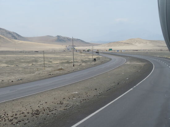 Erst einmal ein Stück die langweilige Panamericana Norte, die endlos durch Wüste geht