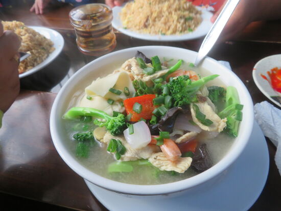 Suppe mit allen möglichen Zutaten im Chifa-Restaurant