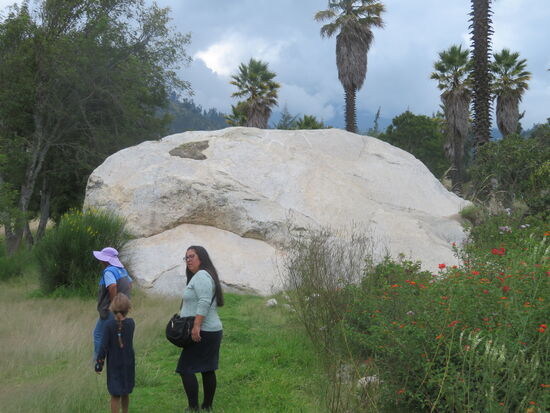 Dieser große Stein hat die Kirche begraben