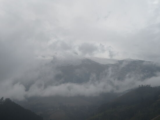 Man sieht ein wenig vom Huascaran in den Wolken