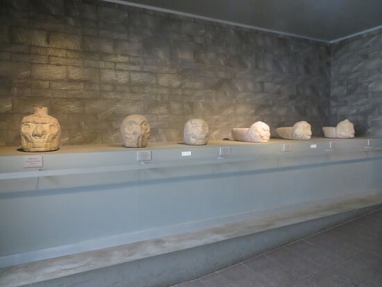 Museo Nacional Chavin - Ausstellung von in Stein gemeißelten Dämonen