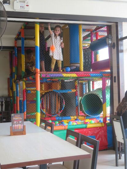 Bei diesem Spielplatz im Restaurant gibt es kein Generve. Das ist Peru! Einfach immer überall kinderfreundlich