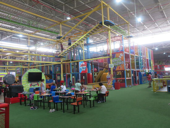 Großer Indoorspielplatz in der Mall Real Plaza Puruchuco